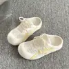 Sandálias Femininas Slip-On para Uso Externo com Sensação de Pisando nas Nuvens, Novo Lançamento Verão 2026, Versátil, Malha Respirável, Design Meia-Chinelo