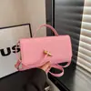 Bolsa de Noite de Couro Macio com Padrão Trançado Nova Coleção Primavera/Verão 2026 Bolsa Baguete Vintage Bolsa Sanfonada Bolsa de Mão Estilo Horizontal Bolsa Transversal para Mulheres