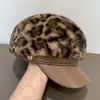 Chapéu Boina Estilo Japonês de Inverno e Outono com Pele Sintética de Visão, Boina com Retalhos de Couro Estampa de Leopardo, Boina Quente Retrô com um Toque Elegante