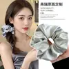 Scrunchie vintage francês de base marrom com padrão floral azul e bordas franzidas, elástico de cabelo espessado e suave, estilo feminino