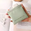 Bolsa de Maquillaje Portátil con Cierre Automático para Labiales, Audífonos Mini con Cable y Cables de Datos