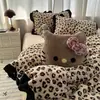Conjunto de Cuatro Piezas Estilo Hepburn con Estampado de Leopardo Marrón Retro y Encaje Negro de Terciopelo de Leche Invierno Conjunto de Cuatro Piezas Cálido de Terciopelo Coral 2m