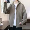 Cárdigan de punto con cremallera y cuello semi-alto estilo coreano para hombre, suéter holgado y suave, adecuado para el uso diario, chaqueta exterior de color liso simple