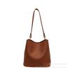 Popular retro alça larga bolsa pequena axila para mulheres 2023 nova moda outono e inverno popular bolsa de ombro único crossbody balde