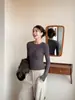 Camiseta gris para mujer, nuevo estilo 2026, adecuada para usar en capas o sola, cuello redondo, corte ajustado, favorecedora, top de manga larga para principios de otoño, camiseta básica de color liso