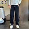 Pantalones casuales de corte limpio y caída estilo americano para hombre, modernos pantalones cargo negros de pierna recta, adelgazantes, de pierna ancha, plisados