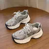 Tênis Feminino 2026 Primavera e Outono Novo Fashionável Respirável de Malha para Meninas Mais Velhas, Sapatos Casuais, Tênis Pai para Crianças