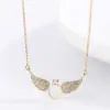 Collar de cadena de clavícula para mujer con alas de ángel incrustadas de diamantes, exquisito estilo Joker, resistente a la decoloración, regalo de cumpleaños para la mejor amiga de la niña.