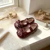 Sapatos de Couro para Meninas 2026 Nova Temporada Primavera e Outono Sapatos de Princesa Prateados com Laço Infantil Sapatilhas Macias para Apresentação Tendência