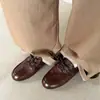 Estilo Britânico Old Money Mocassins de Cadarço em Couro Lavado Primavera 2026 Salto Baixo Robusto Bico Redondo Couro Genuíno Boca Profunda Sapatos Individuais para Mulheres