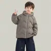 Chamarra de plumas para niños, estilo nuevo, 90% pluma de pato blanco, moderna para niños y niñas, adecuada para estudiantes de secundaria, ropa de invierno, con colores contrastantes y estampados, diseño con capucha