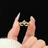 Anillo de oro de lujo ligero estilo palacio con diamantes brillantes, diseño de nicho, exquisito y sofisticado, accesorio versátil y único, anillo para el dedo