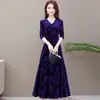 Vestido de Terciopelo Dorado con Cuello en V 2021 Nueva Llegada de Primavera Vestido Largo con Relieve de Manga Larga para Mujer Elegante Ajustado Adelgazante con Gran Oscilación