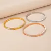 Pulseira de aço titânio concha luz luxo nicho colorida Dourado requintado popular popular online k ouro Alto senso pulseira feminina banhada a ouro moda