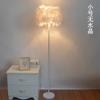 Lámpara de pie estilo ins pluma dormitorio Princesa Nórdico sala de estar creativa lámpara de mesa vertical celebridad de Internet ancla luz de relleno