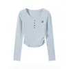Blusa plissada azul claro acinturada para mulheres petite, blusa base bordada doce, camiseta de retalhos de manga comprida para o início da primavera de 2026