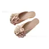 Nuevas Chanclas de Moda de Verano 2025 con Suela Plana Baotou para Mujer para Usar Afuera con Flores Caladas Estilo de Hada con Sandalias de Falda