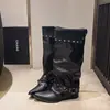 Botas de chica picante 2026, tacón grueso negro con remaches retro, hebilla de metal, punta fina, estilo nuevo para desierto, primavera y otoño