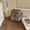 Bolsa de ombro tipo balde trançada, ombro único, moda versátil, verão 2026, novo design simples de nicho, bolsa de ombro