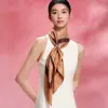 Acabamento Dupla Face, Fabricante Direto de Hangzhou, Lenço de Seda de Presente, Lenço Quadrado de Seda Sarjada 90cm com Padrão Geométrico, Estilo Chinês