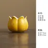 Juego de té de cerámica amarillo limón con detalles dorados, que incluye una taza con tapa, tetera, taza de maestro, taza de degustación, taza de té, soporte para tetera, posavasos y taza de equidad