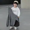 Conjunto de Ropa de Otoño para Niños 2026 Nuevo Estilo Coreano Chico Genial Conjunto de Tres Piezas con Cárdigan de Punto, Chaqueta y Sudadera para Niños