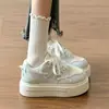 Sapatos casuais de moda estilo coreano com sola grossa, design de bolinhas e laço para mulheres, novos sapatos versáteis de peça única para a primavera de 2026