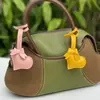 Lazo de Amor Creativo Color Sólido Colgante de Cuero Moda para Bolsos de Dama Accesorios de Joyería Colgante para Coche Decoraciones