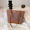 Elegante y versátil bolsa tote de gran capacidad para el otoño de 2026, perfecta para el trabajo y el uso diario, con un diseño chic y moderno