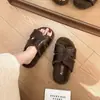 Sapatos de pelúcia, versão coreana para outono e inverno, sola macia, novo estilo 2026, chinelos peludos femininos, sandálias slide com sola grossa, estilosos para uso externo, preto
