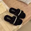 Chinelos peludos estilo coreano para outono e inverno para mulheres, novo modelo 2026, chinelos slip-on de pelúcia com corrente de pérolas, moda, bico aberto