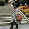 26688, una nueva colección de otoño 2026 de Da Ai Mei Yi Yuan: Camiseta de color liso de moda, corte ajustado, y falda midi asimétrica, diseñados para crear un efecto adelgazante para mujeres
