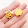 Set Mixto de 20 Colgantes Creativos de Color Naranja Divertidos Realistas de Resina de Comida Fruta Corazón Abeja Accesorios para Joyería DIY