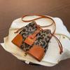 Bolsa Balde Estampa Leopardo 2024 Verão Nova Moda Tendência Bolsa Pequena Design Nicho Feminino Retrô Transversal de Ombro Único