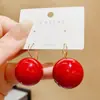 Pendientes Festivos de Media Bola Roja con un Diseño de Alta Gama, Elegantes y Lujosos, Pendientes Modernos y Versátiles para el Trayecto al Trabajo