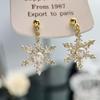 Pendientes de copo de nieve con microincrustaciones de perlas exquisitas y dulces de otoño e invierno, elegantes, ligeros, de lujo, de alta calidad, con tachuelas delanteras y traseras.