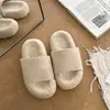 Pantufas fofas de outono e inverno com um design único, apresentando uma única tira, um material quente e macio, e uma paleta de cores moderna, perfeitas para usar em casa