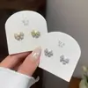 Exquisitos pendientes de botón con perla y lazo de diamantes completos para mujer, estilo francés de lujo ligero, ambiente femenino suave, disponibles en dorado y plateado, únicos y elegantes