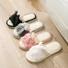 Chinelos de Pelo com Laço Atacado para Mulheres Primavera Outono Inverno Externo Opções Multicores Casa Antiderrapante Interno Chinelos de Algodão