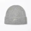Novo chapéu de tricô bordado estilo coreano para outono e inverno, gorro quente de proteção para as orelhas, chapéu de lã com borda dobrada estilo de rua para mulheres, atacado