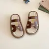 Chinelos infantis 2025 verão novo estilo coreano fofos para meninas super fofos sola macia sandálias de calçar sandálias de bebê
