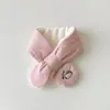 Um Conjunto de Luvas Cachecol Infantil Inverno Desenho Animado Conjunto ins Quente Proteção Frio Espessado Pendurado no Pescoço Cruzado Babador de Bebê