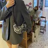 Bolsa peluda com estampa de leopardo super popular para mulheres, nova bolsa de chifre de alta qualidade versátil para outono e inverno 2026, bolsa de trabalho da moda