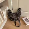 Bolso para debajo del brazo de diseño nicho con estampado de leopardo estilo coreano transfronterizo, nuevo bolso tipo dumpling casual chic vintage 2026