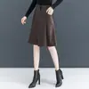 Falda de cuero de otoño nueva a media pierna hecha a medida, falda de cuero pequeña casual moderna y a la moda, falda de línea A de cintura alta adelgazante de longitud media