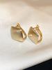 Pendientes elegantes con diseño de hebilla de diamante cepillado simple, estilo frío avanzado único y elegante, pendientes que combinan con todo.