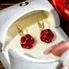 Brinco de argola de bola de cristal avançado 24 anos outono e inverno novo brinco de temperamento compacto requintado com diamantes completos brincos de personalidade moda