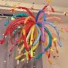 Decoración de Fiesta de Cumpleaños en Habitación Privada de Hotel Montaje de Escena con Fuegos Artificiales Dopamina Coloridos y Globos Gruesos Largos para Niños y Niñas