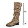 Outono de 2026 Novo Estampa de Leopardo Tamanho Plus Botas Europeias e Americanas Plissadas de Cano Alto Veludo Transfronteiriças Slip-on Salto Médio Botas Franzidas Femininas