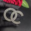 Broche de Moda con Letra Doble C Incrustaciones de Diamantes Perla Estilo Chanel Unisex Pin de Moda para Chaqueta